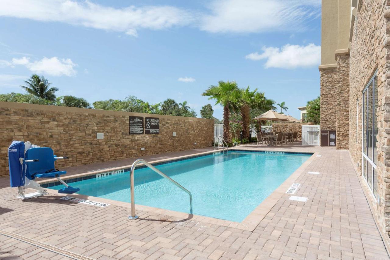 Hampton Inn Fort Lauderdale Pompano Beach Exterior photo